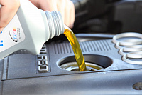 Какое масло нужно заливать в двигатель – минералку или синтетику?